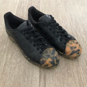 Adidas Shell Toes w/leopard details size 10.5